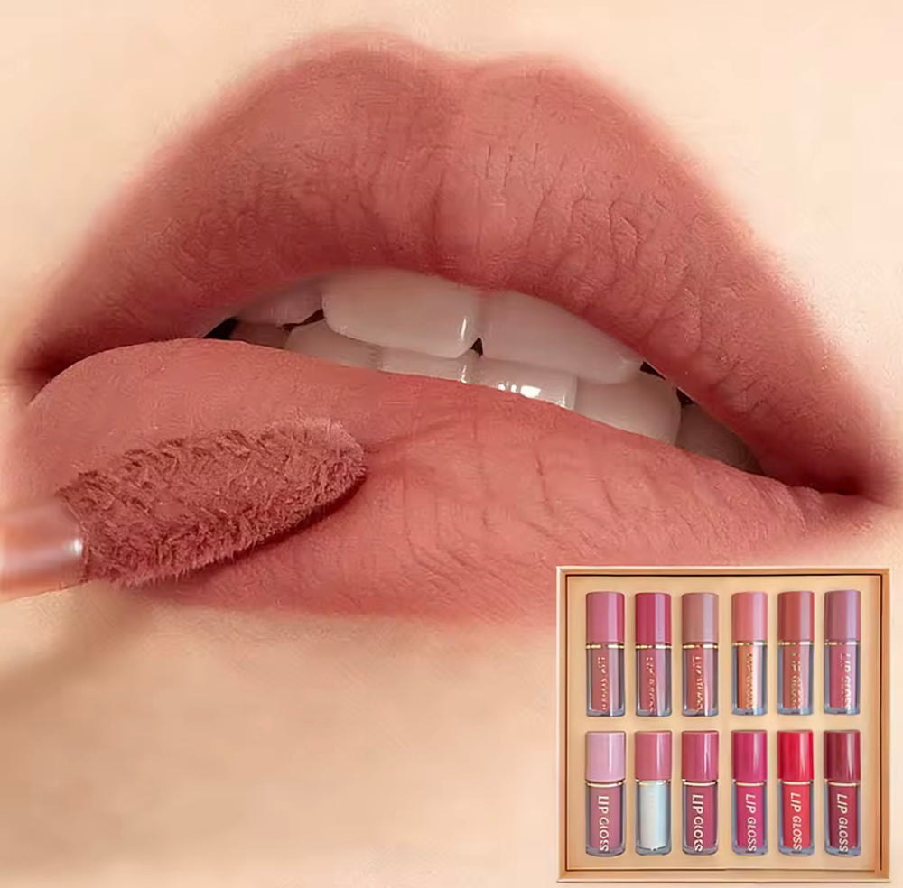 Nude lippenstiften set aangebracht op de lippen
