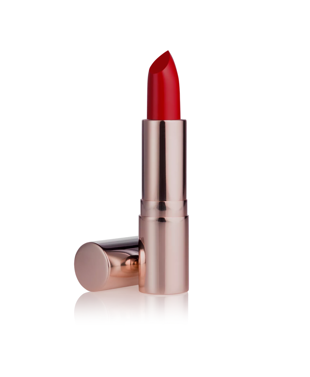 Riot Red lip stain aangebracht op de lippen, glanzend vinyl-effect